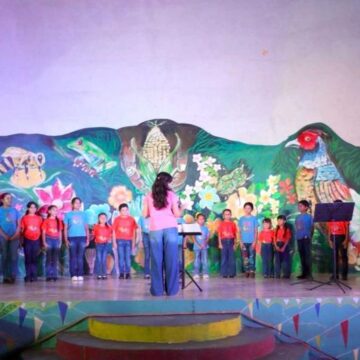 Niñas y niños de Paaxil Kuxtal llenan de música la Concha Acústica de Tixpéhual