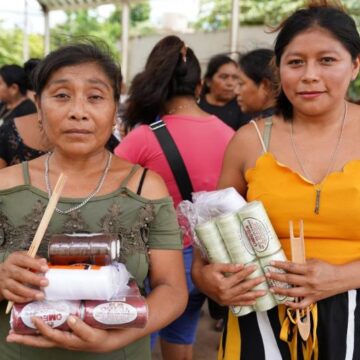 DIF Yucatán entrega proyectos comunitarios en beneficio de familias de Tixcacalcupul