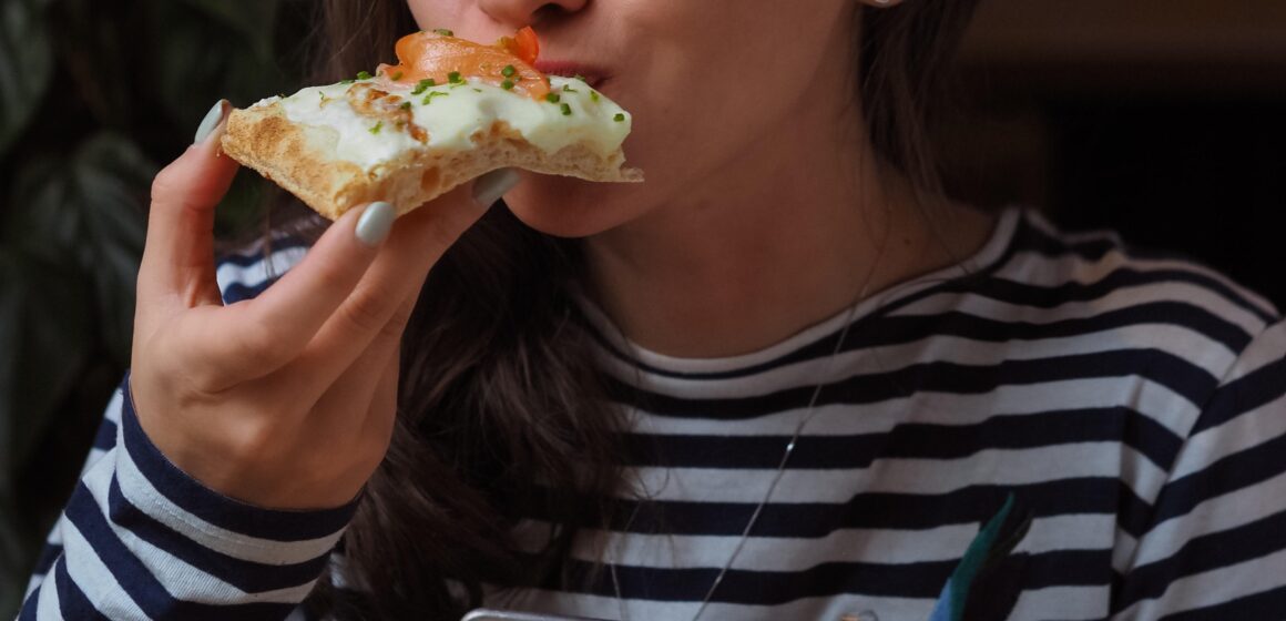 Cómo influyen los sentidos al comer y cómo usarlos para una dieta sana