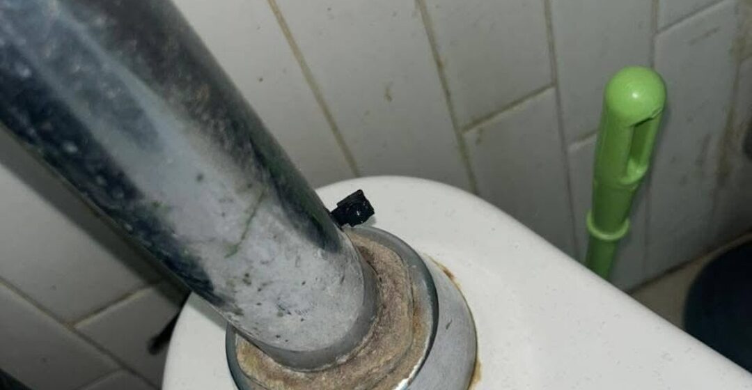 Encuentran cámara en los baños de Hospital del ISSTE