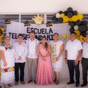 DIF Yucatán reconoce a seis adolescentes de Casa Otoch que concluyeron la secundaria