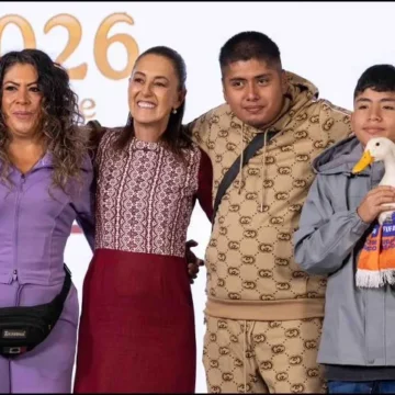 merlin el pato Claudia Sheinbaum recibe al pato Merlín, fenómeno viral del Mundial, en La Mañanera