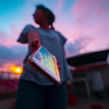 niño con celular (2) Reino Unido prohibirá el acceso a redes sociales a menores de 16 años