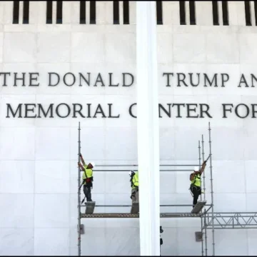 trumpe Centro Kennedy retira el nombre de Donald Trump por orden de un juez