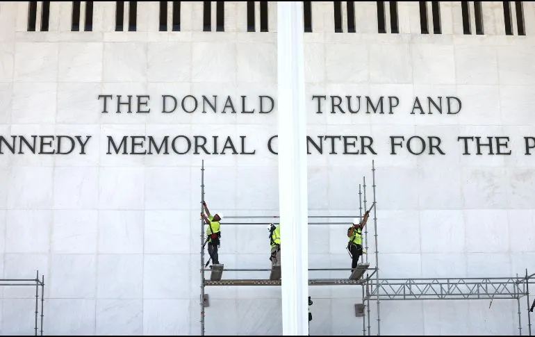 trumpe Centro Kennedy retira el nombre de Donald Trump por orden de un juez