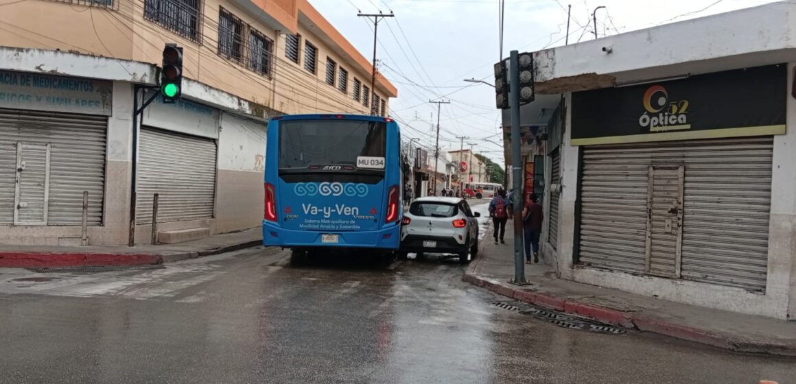 va1 Automóvil compacto colisiona contra unidad del Va-y-Ven en el Centro de Mérida