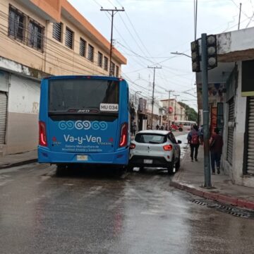 va1 Automóvil compacto colisiona contra unidad del Va-y-Ven en el Centro de Mérida