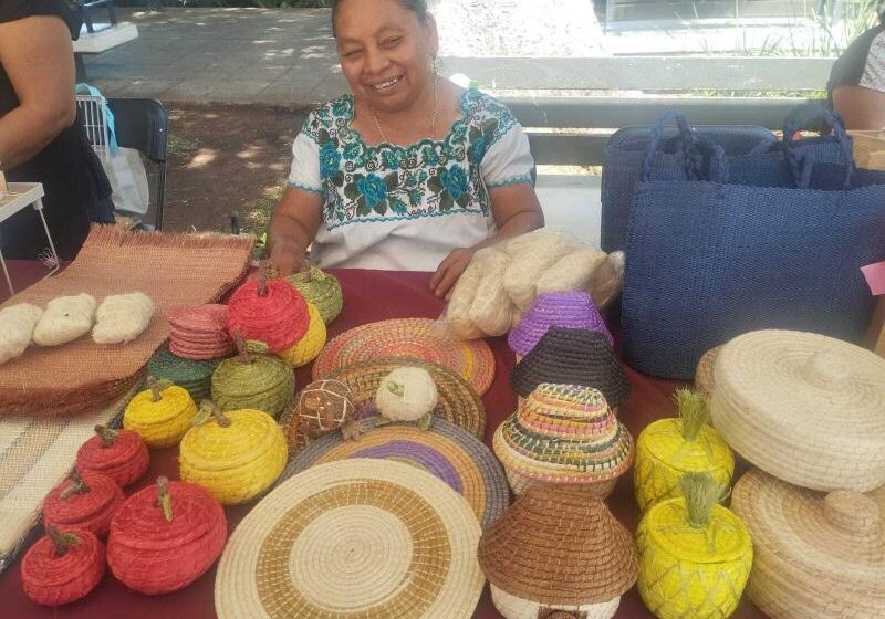 Artesanas (1) Artesanas yucatecas llevan su talento a la Plaza Grande