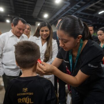 El bienestar es autonomía: Renacimiento Maya entrega apoyos auditivos