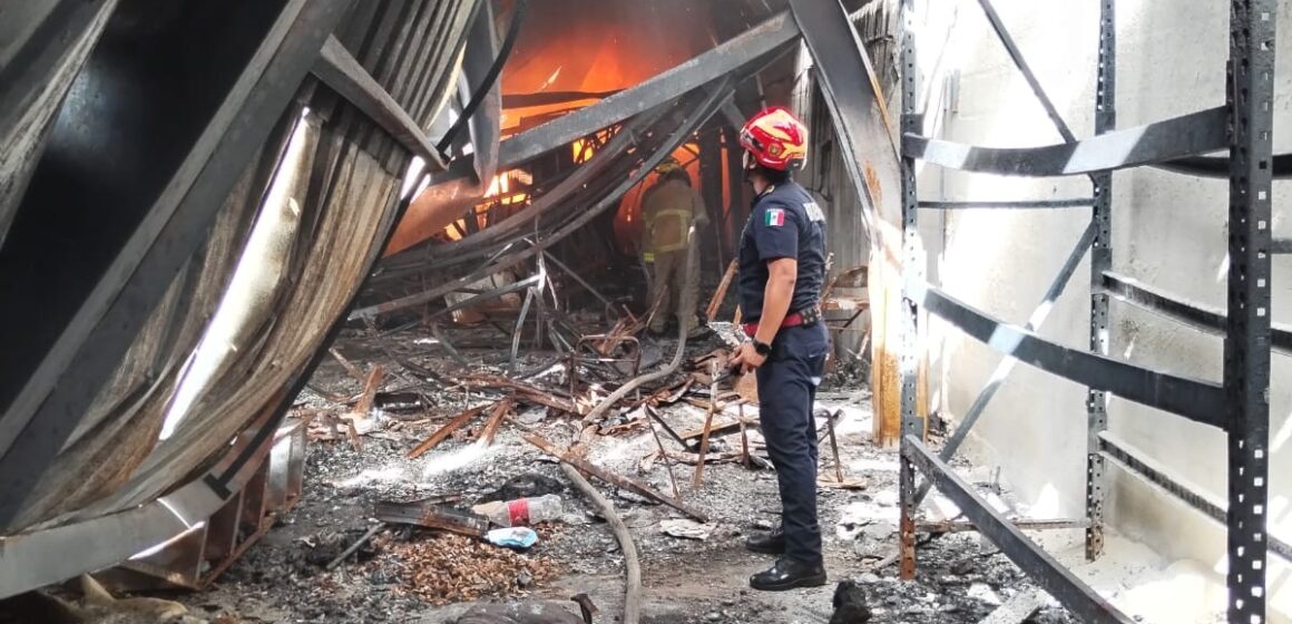 Controlan incendio en predio del periférico de Mérida