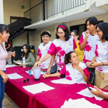 Ganadora del Premio Estatal de las Juventudes inspira a nuevas generaciones
