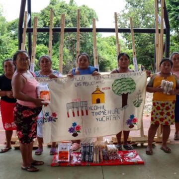 DIF Yucatán entrega proyectos productivos y de primeros auxilios a familias de Tixméhuac