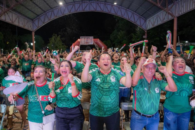 Triunfo (3) Casa llena en las Zonas Fan: 14 mil personas celebran triunfo de México con saldo blanco
