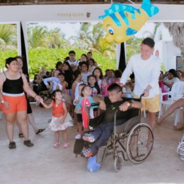 Personas con discapacidad disfrutan la playa durante Verano Inclusivo del Iipedey