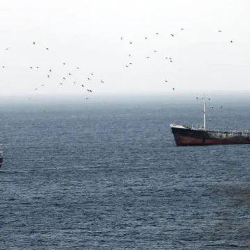 Ataques hutíes a petroleros en el mar Rojo elevan el crudo a $100 por barril