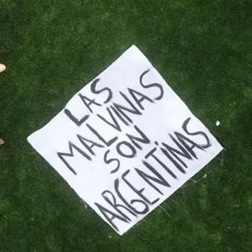 Reino Unido exige a la FIFA investigar a Argentina por pancarta sobre las Malvinas