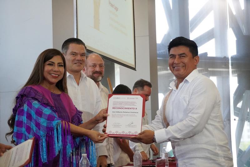 Artesanos de Yucatán reciben reconocimientos por sus piezas (2) Reconocen talento y tradición de artesanos de Yucatán
