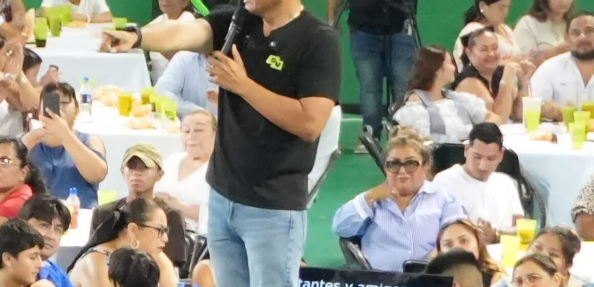 Durante un encuentro ciudadano con motivo de su cumpleaños, el fundador de Sociedad Valiente señaló que continuará recorriendo Mérida y fortaleciendo una alternativa social independiente, basada en la solidaridad y la participación ciudadana.