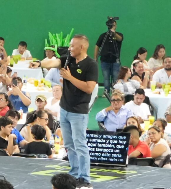 Durante un encuentro ciudadano con motivo de su cumpleaños, el fundador de Sociedad Valiente señaló que continuará recorriendo Mérida y fortaleciendo una alternativa social independiente, basada en la solidaridad y la participación ciudadana.
