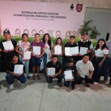 Ieaey entrega certificados (1) Ieaey entrega certificados a más de 400 personas del sur de Yucatán