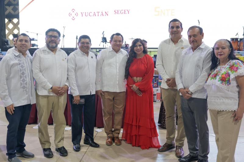 Joaquín Díaz Mena reconoce al personal de apoyo a la educación en Yucatán (2) Joaquín Díaz Mena reconoce a más de 3,800 trabajadores