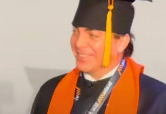 *CRISTIAN CASTRO SE VUELVE TENDENCIA: TERMINA LA PREPA A LOS 51 AÑOS*