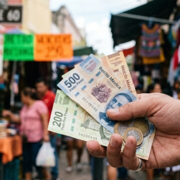 El peso mexicano registra su mejor nivel frente al dólar en más de dos años. La baja volatilidad en el mercado cambiario refleja confianza en los activos locales, aunque analistas sugieren vigilar los factores geopolíticos y las decisiones de la Reserva Federal de EE. UU.