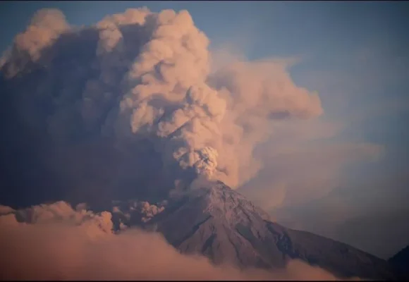 Volcán de Fuego entra en erupción y evacúan comunidades en Guatemala