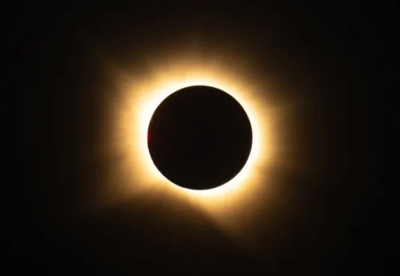 NASA comparte imágenes del eclipse solar visto en España