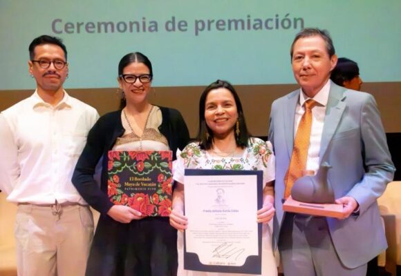 Libro sobre bordado maya de Yucatán recibe mención honorífica en premio nacional del INAH