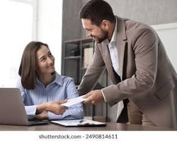 trabajador recibiendo su salario