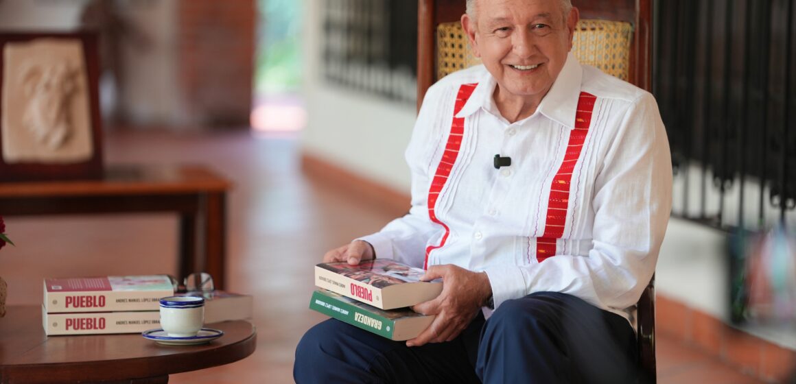 Andrés Manuel López Obrador presenta su nuevo libro Pueblo AMLO presenta su nuevo libro Pueblo y explica su título