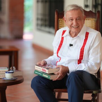 AMLO presenta su nuevo libro Pueblo y explica su título