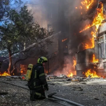 Bombardeo ruso en Ucrania deja muertos y heridos (1) Bombardeo ruso en Ucrania deja al menos siete muertos