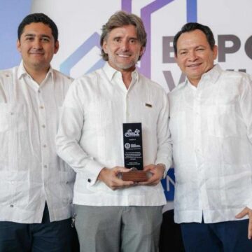 Joaquín Díaz Mena durante la Expo Vivienda en Yucatán (1) Renacimiento Maya impulsa vivienda digna en Yucatán