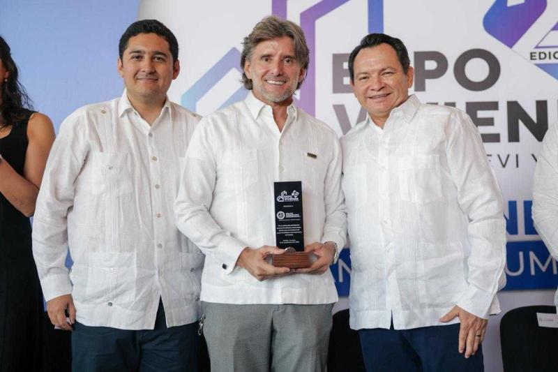 Joaquín Díaz Mena durante la Expo Vivienda en Yucatán (1) Renacimiento Maya impulsa vivienda digna en Yucatán