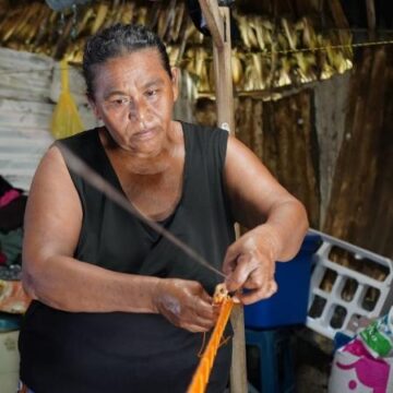 Mujer de Teya convierte el urdido de hamacas en sustento para su familia