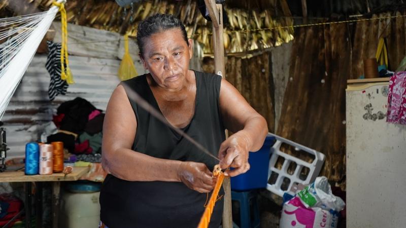 Teya (1) Mujer de Teya convierte el urdido de hamacas en sustento para su familia
