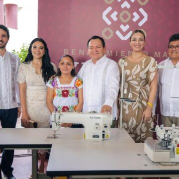 164 negocios reciben equipo del Gobierno del Estado (1) Anny horneaba en su estufa; hoy estrena horno industrial: 164 negocios reciben equipo del Gobierno del Estado