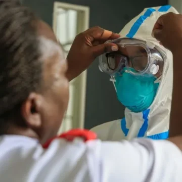 Autoridades sanitarias de Kenia informan sobre el brote de ébola (1) Kenia confirma segunda muerte por ébola durante el brote