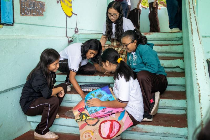 Estudiantes de Motul crean Comando Colmena (1) Estudiantes de Motul crean “Comando Colmena” para prevenir riesgos digitales en su escuela