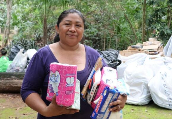 Familias intercambian residuos por productos de la canasta básica en Mercado Circular de Mérida