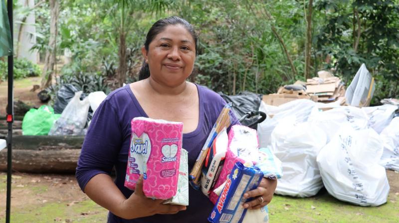 Familias intercambian residuos por productos de la canasta básica (1) Familias intercambian residuos por productos de la canasta básica en Mercado Circular de Mérida