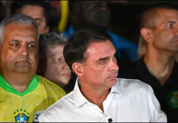 Flávio Bolsonaro impugnará la victoria de Lula en Brasil