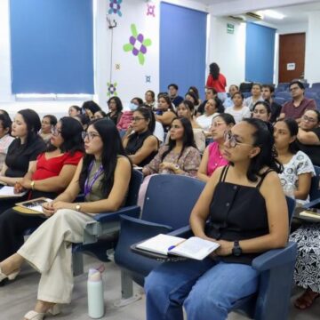 Fomentan conocimientos de servidoras y servidores públicos para la atención de personas autistas