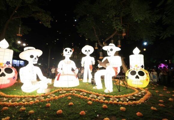 “Ánimas Iluminadas” enciende las tradiciones en los espacios públicos de Mérida.