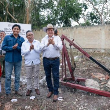 Joaquín Díaz Mena coloca primera piedra del Centro de Acopio Apícola de Tekax (1) Renacimiento Maya fortalece apicultura y campo en Tekax