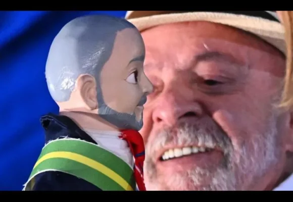 Lula critica a Flávio Bolsonaro por su salida de Brasil