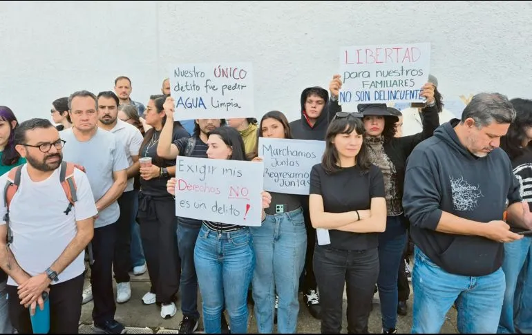 Manifestantes protestan por la calidad del agua potable en Guadalajara Protesta por el agua en Guadalajara deja 39 detenidos