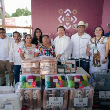 Marta Cecilia cosía con una máquina antigüita (1) Marta Cecilia cosía con una máquina “antigüita”; hoy recibió una nueva y va a enseñar el oficio a sus hijas: 1,076 apoyos para mujeres de 41 municipios
